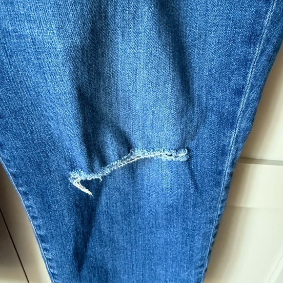 EUC Madewell Curvy High-Rise Distressed Skinny Crop Jeans SZ 34P (14-16) - Picture 8 of 16
